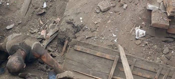 Мужчина оказался под завалами рухнувшего дома в Шушенском