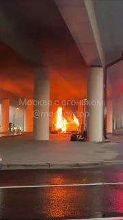 На Волоколамском шоссе в районе Покровское-Стрешнево сгорел автомобиль 🇷🇺...