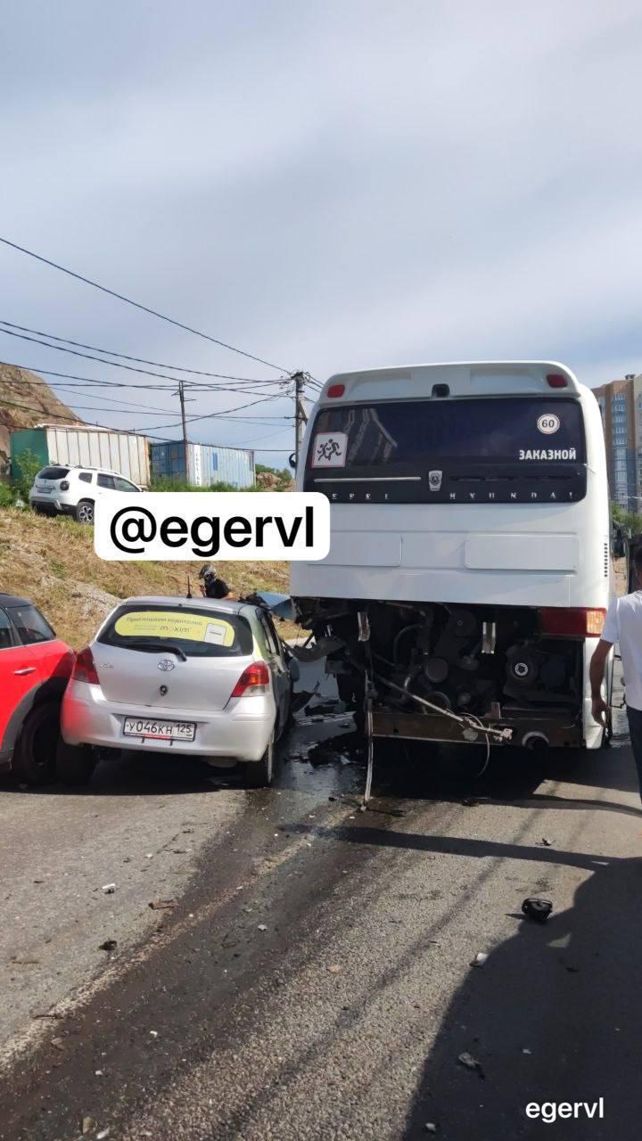 🚕 Таксист влетел в туристический автобус на Маяке во Владивостоке, дорога перекрыта