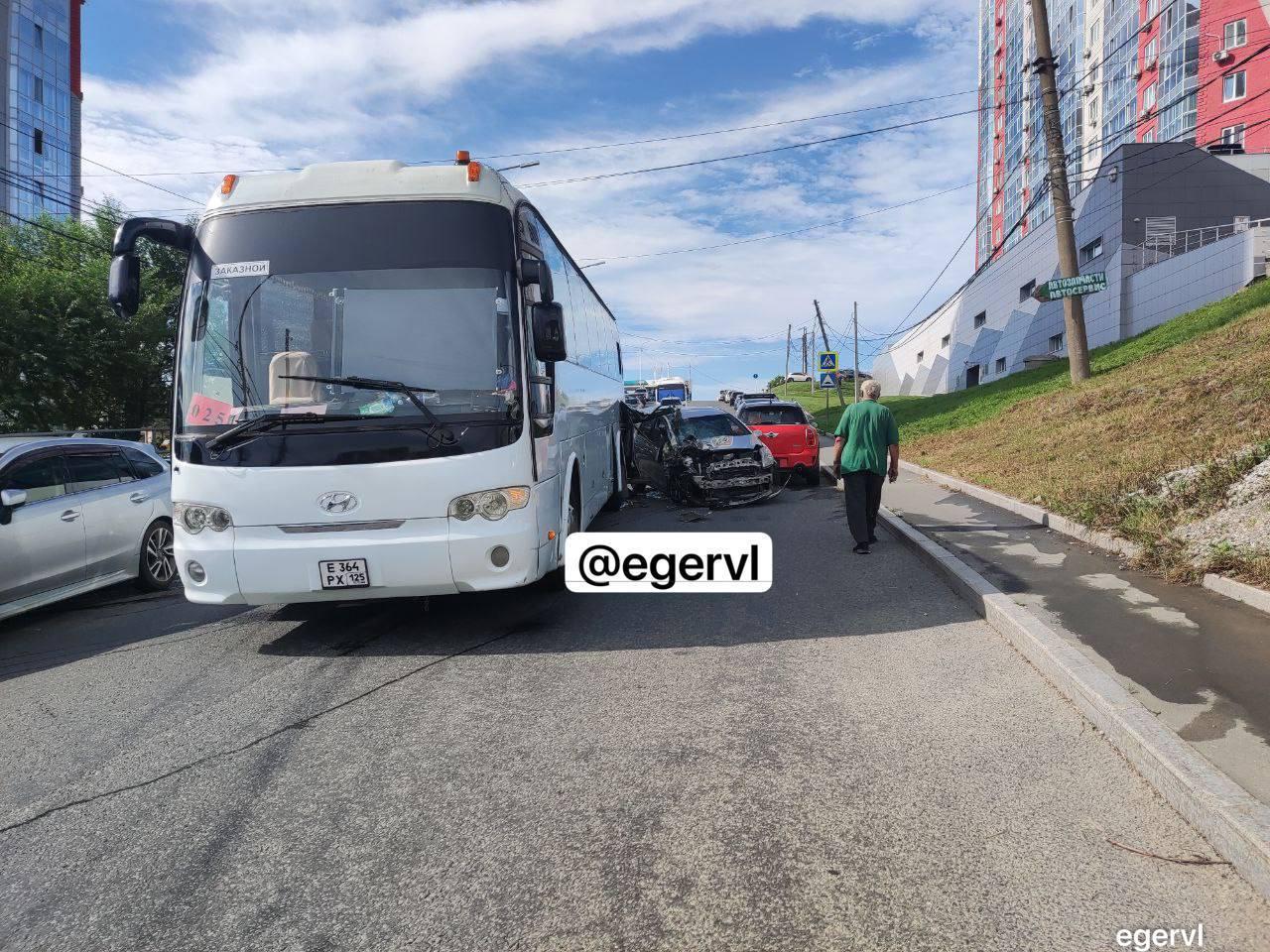 🚕 Таксист влетел в туристический автобус на Маяке во Владивостоке, дорога перекрыта