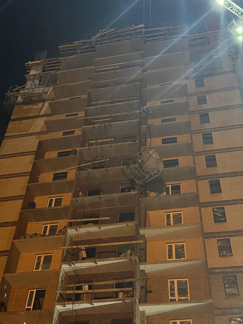 Рабочий разбился, упав с 17-го этажа в Красноярске