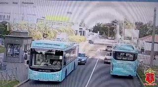 Пенсионерка попала под колёса автобуса, когда оступилась при выходе. ДТП...