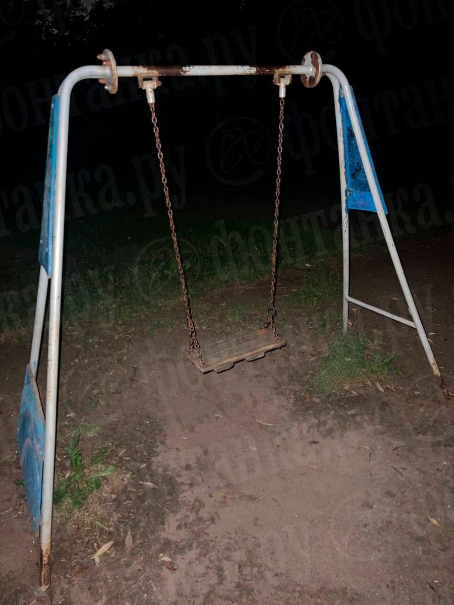 Мальчик разорвал кожу на плече, покатавшись на горке на Энергетиков. Местные говорят, что это не первый случай.
