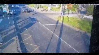 Автобус в Петербурге, похоже, устал ждать и решил прокатиться сам. Водитель...