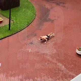 Феноменальная боевая подготовка в самых мокрых погодных условиях на...