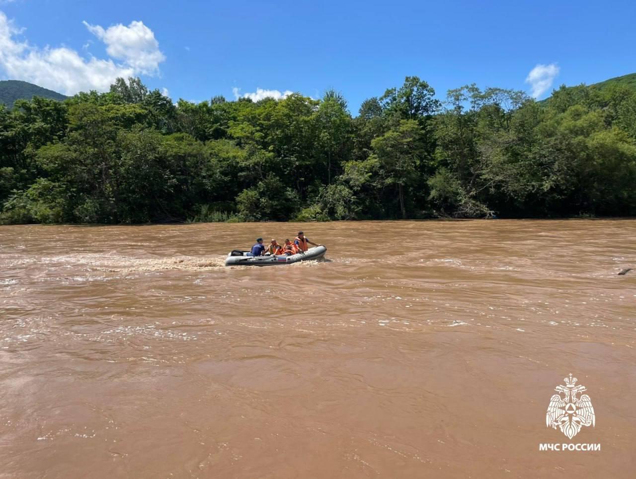 🛶 Туристов, которых отрезало водой, в очередной раз пришлось спасать в Приморье