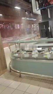 В магазине «Окей» на Большевиков потолок не выдержал и вода хлынула внутрь....
