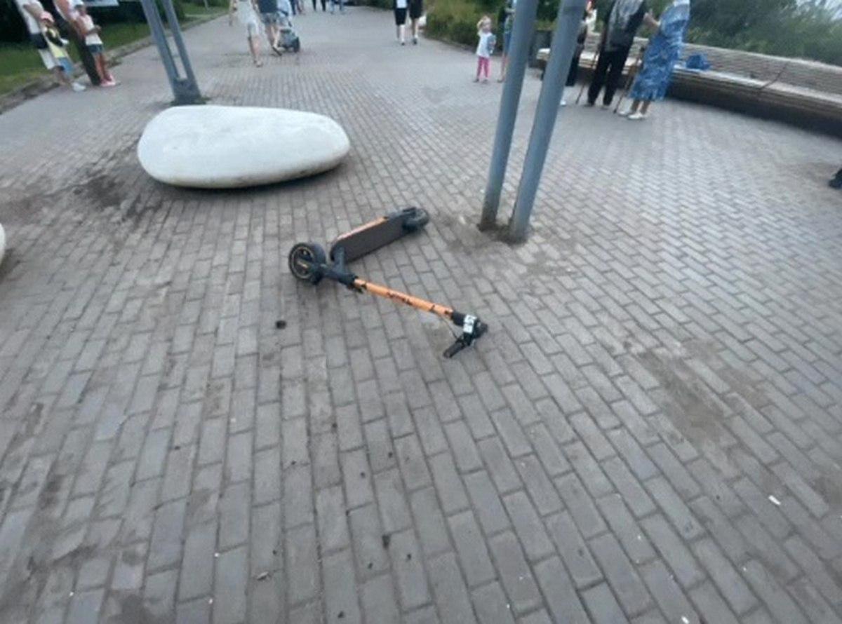В Татарстане погиб 16-летний подросток, врезавшись в столб на электросамокате: последний момент жизни школьника попал на видео