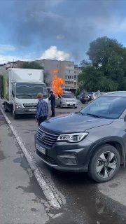 По словам очевидцев произошел взрыв, машина загорелась на парковке рынка...