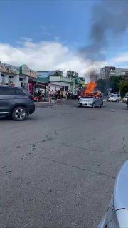По словам очевидцев произошел взрыв, машина загорелась на парковке рынка...