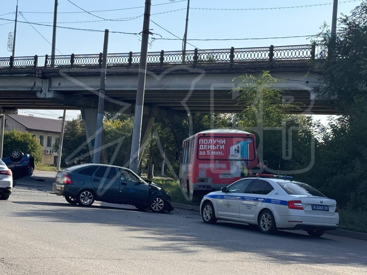 На Беляевской в Оренбурге произошло серьёзное ДТП с участием трёх автомобилей
