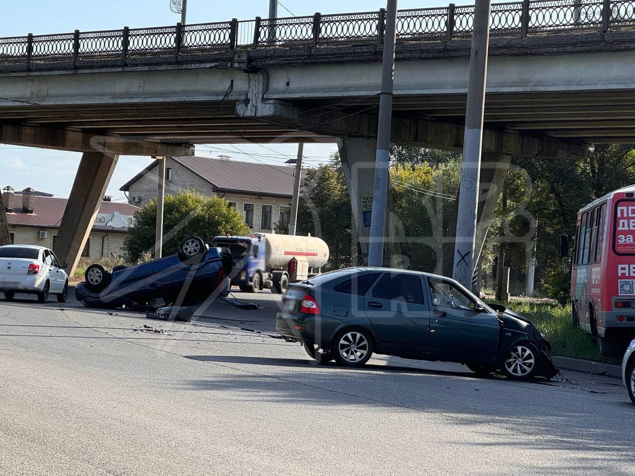 На Беляевской в Оренбурге произошло серьёзное ДТП с участием трёх автомобилей
