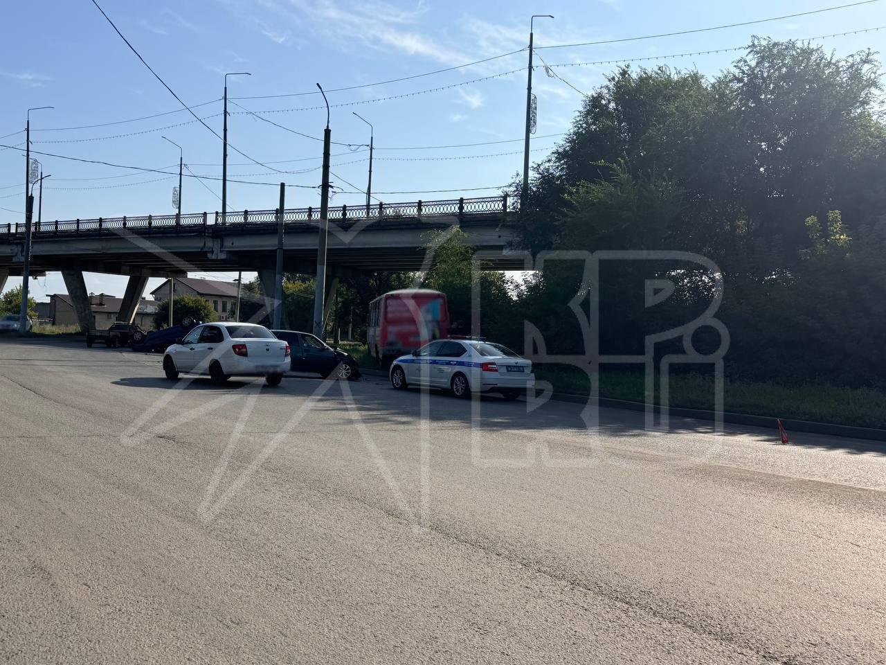 На Беляевской в Оренбурге произошло серьёзное ДТП с участием трёх автомобилей