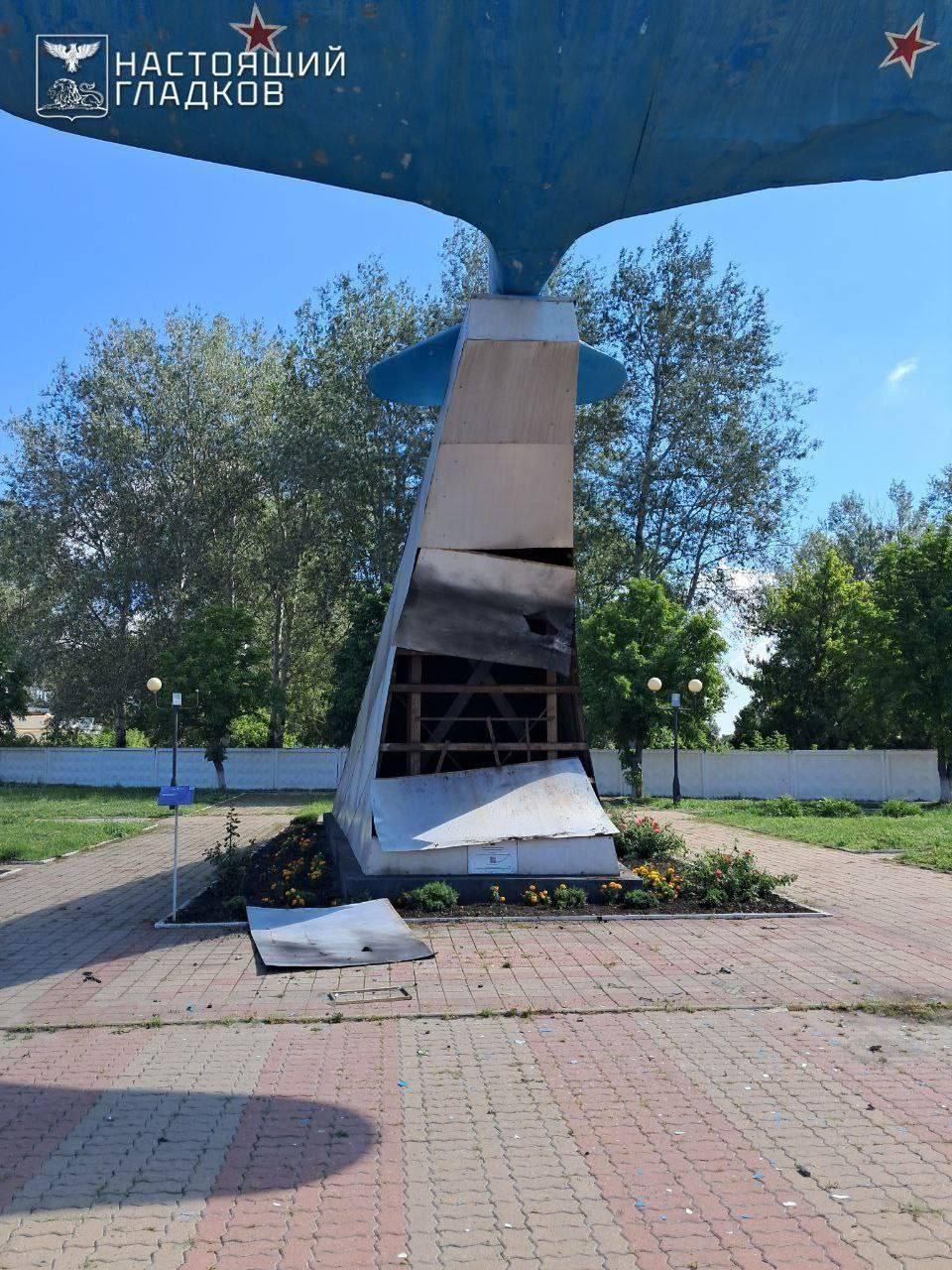 Памятник герою-летчику поврежден в результате обстрела