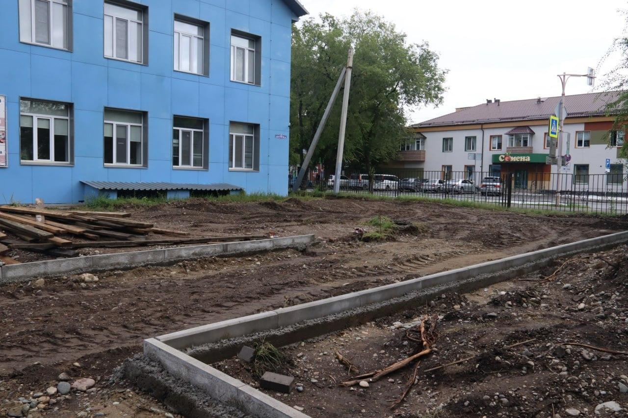 Территорию абаканской школы № 3 благоустраивают. Уже избавились от старых...
