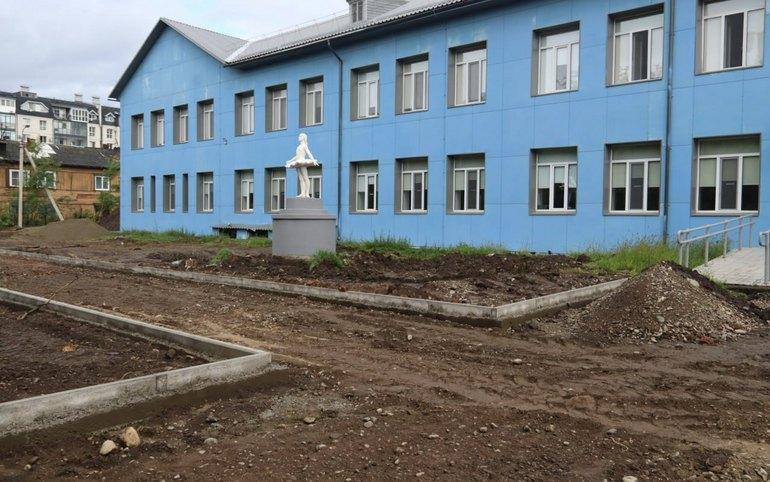 Территорию абаканской школы № 3 благоустраивают. Уже избавились от старых...