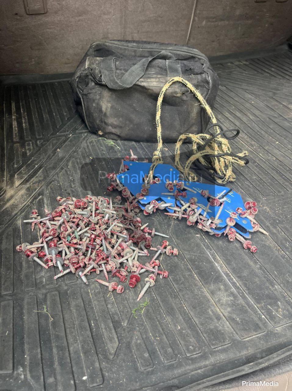 🛠Дорогу засыпали саморезами и перегородили плитами под Владивостоком