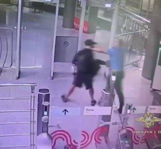 Пассажир метро напал с ножом на сотрудника охраны Ночью злоумышленник...