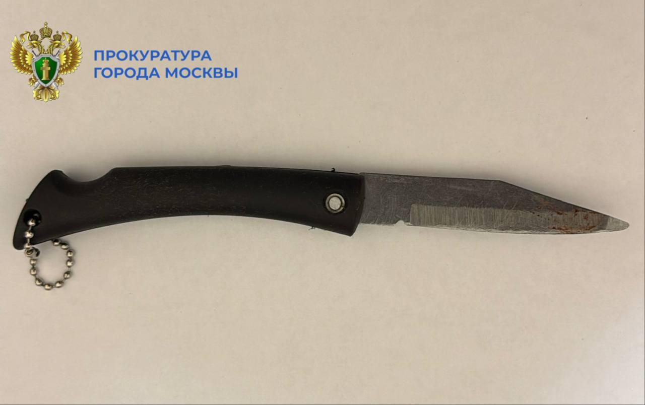 Пассажир метро напал с ножом на сотрудника охраны Ночью злоумышленник...