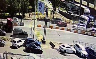 Водитель фуры в Люберцах не заметил мотоциклиста при перестроении, сбил его и...