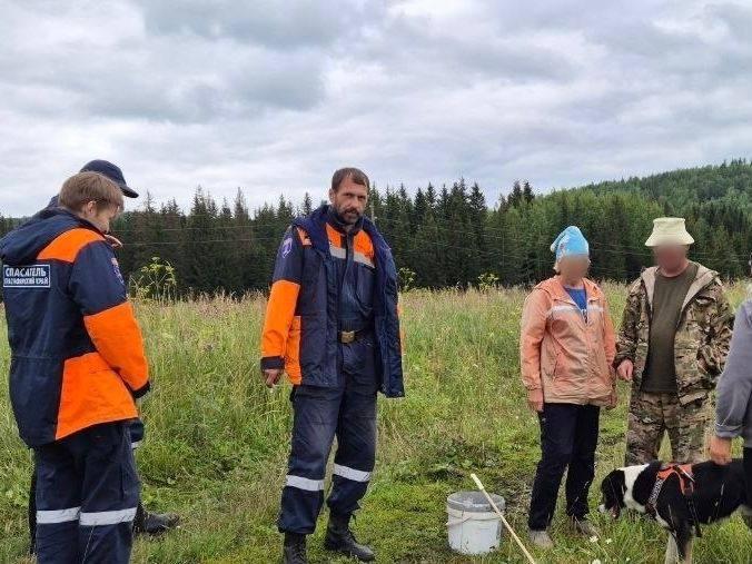 В Березовском районе спасатели помогли грибникам выбраться из леса,...