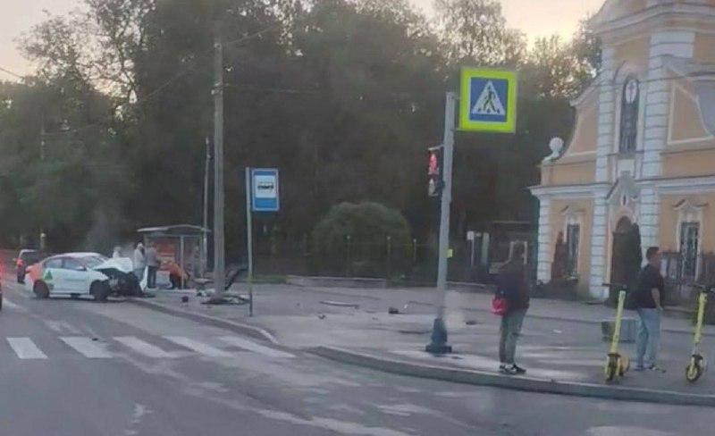 В Санкт-Петербурге водитель каршеринга врезался в автобусную остановку с...