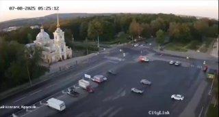 В Санкт-Петербурге водитель каршеринга врезался в автобусную остановку с...