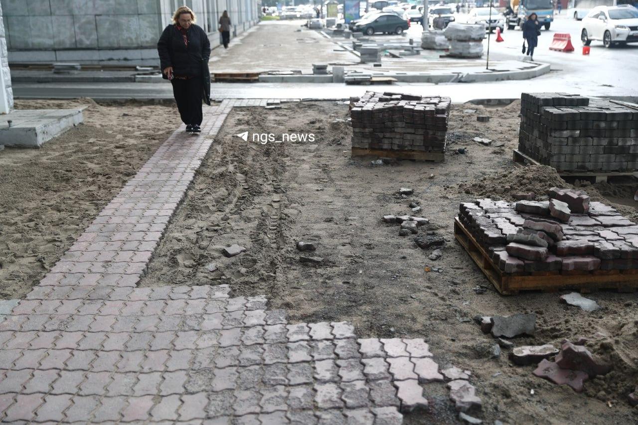 Когда-нибудь это закончится. Но пока практикуемся в прыжках. Тротуар рядом с...