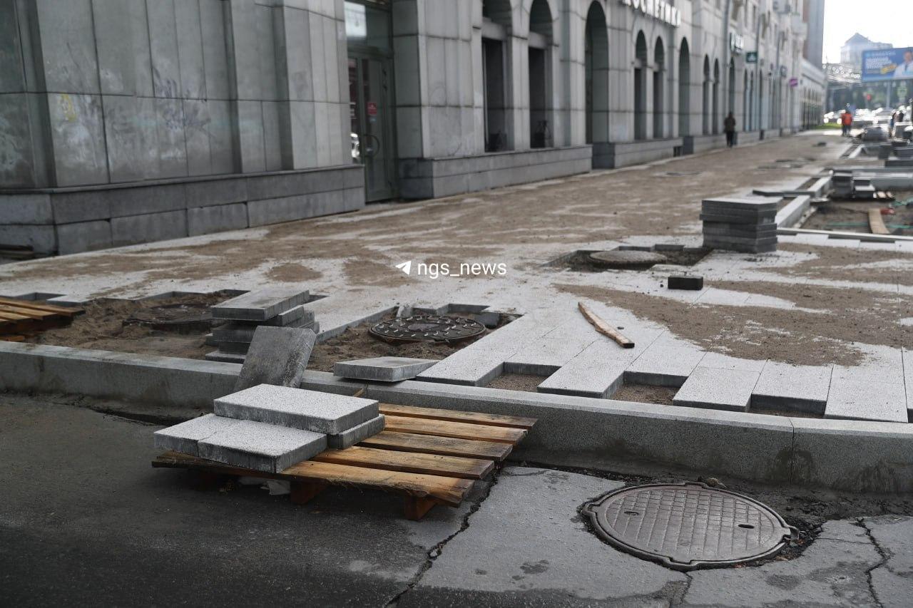 Когда-нибудь это закончится. Но пока практикуемся в прыжках. Тротуар рядом с...