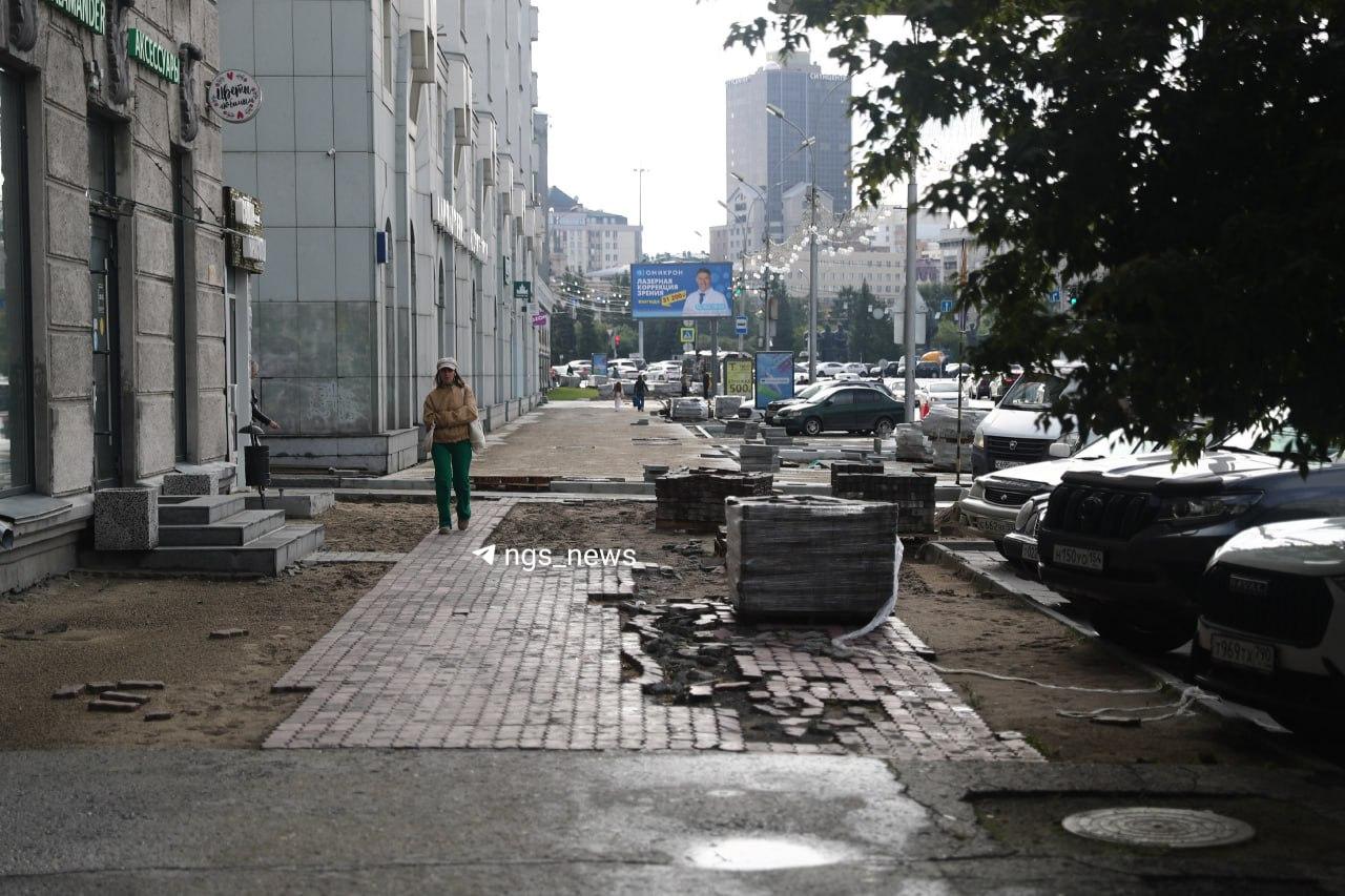 Когда-нибудь это закончится. Но пока практикуемся в прыжках. Тротуар рядом с...