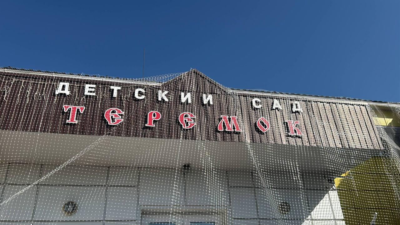 В Борисовском районе соцобъекты защищают антидроновыми сетками