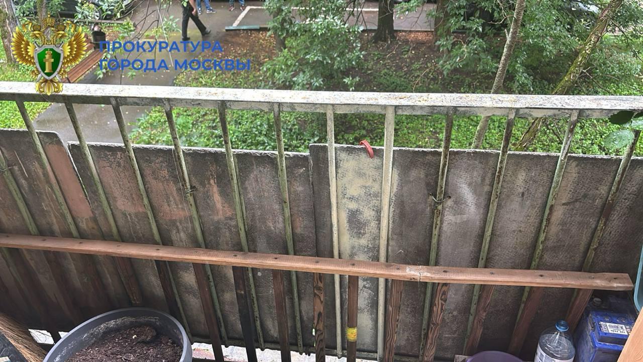 С балкона квартиры 2-го этажа жилого дома на проспекте Маршала Жукова упал малолетний ребенок.