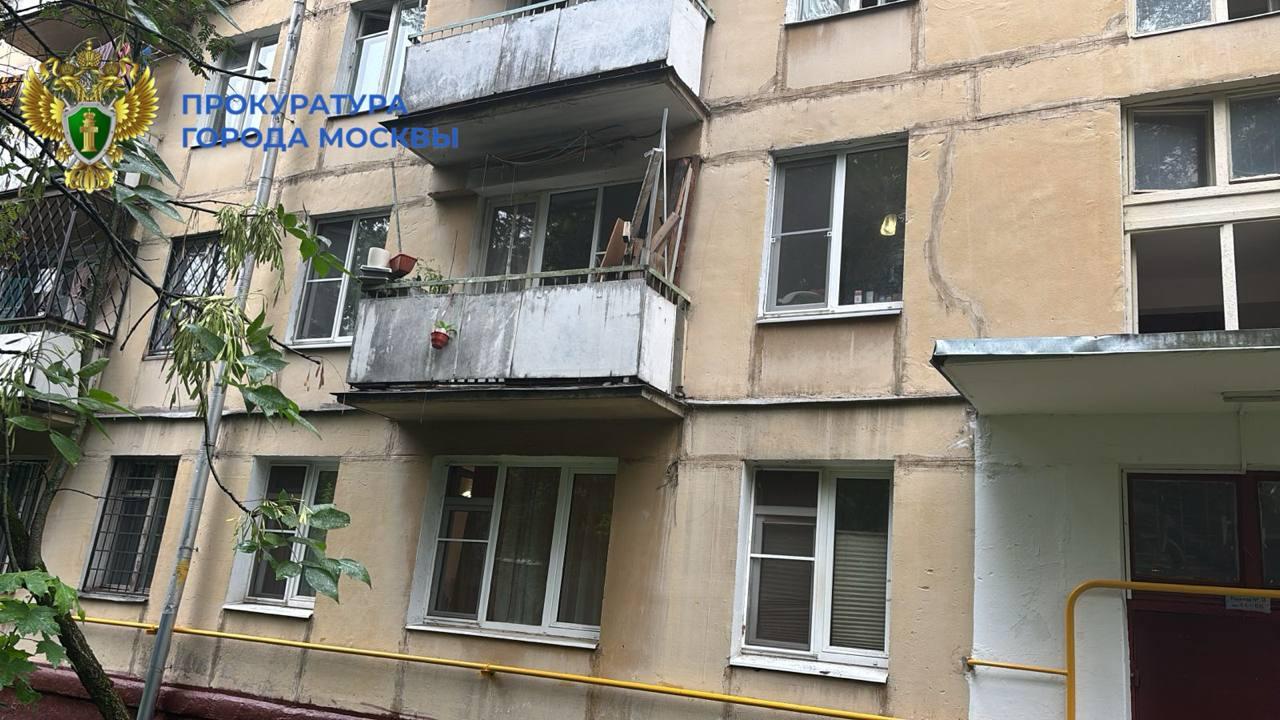 С балкона квартиры 2-го этажа жилого дома на проспекте Маршала Жукова упал малолетний ребенок.