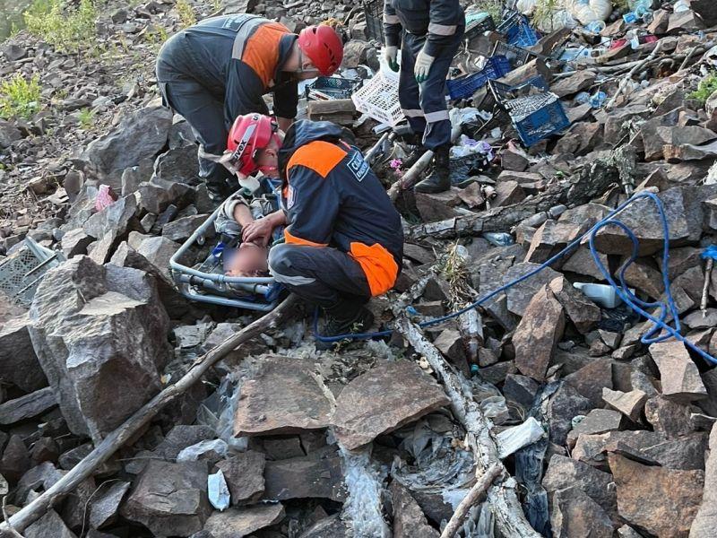 В Красноярском крае удалось спасти упавшего с обрыва в карьер с 25-метровой...