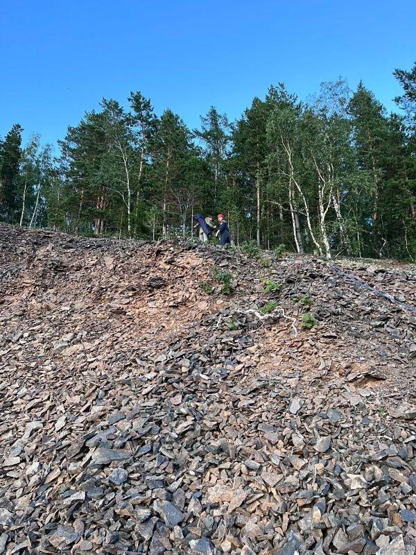 В Красноярском крае удалось спасти упавшего с обрыва в карьер с 25-метровой...