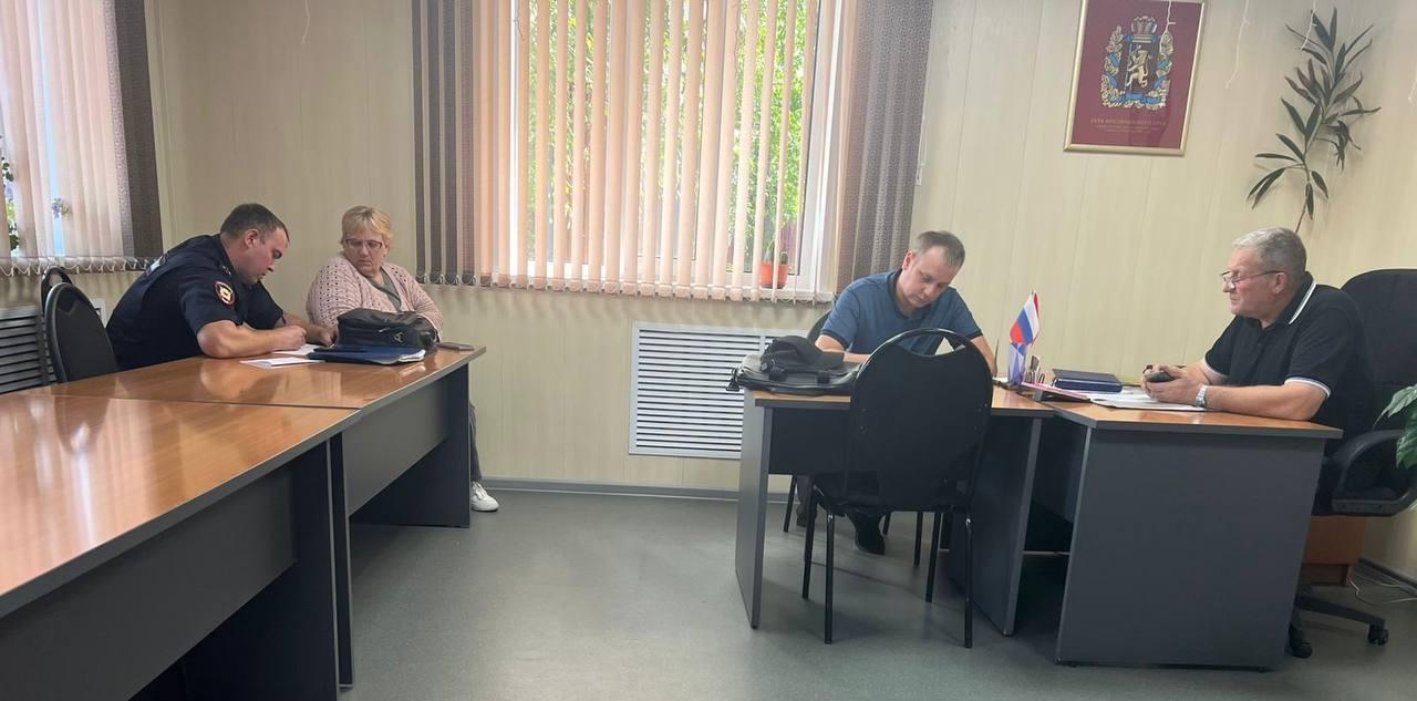 В сельской администрации села Бражное работает оперативная группа полиции В...