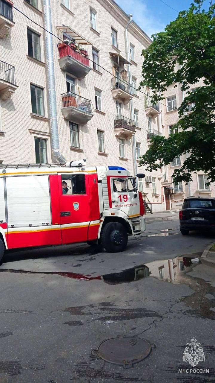 В Кировском районе из горящей квартиры спасены три человека, еще восьмерых...