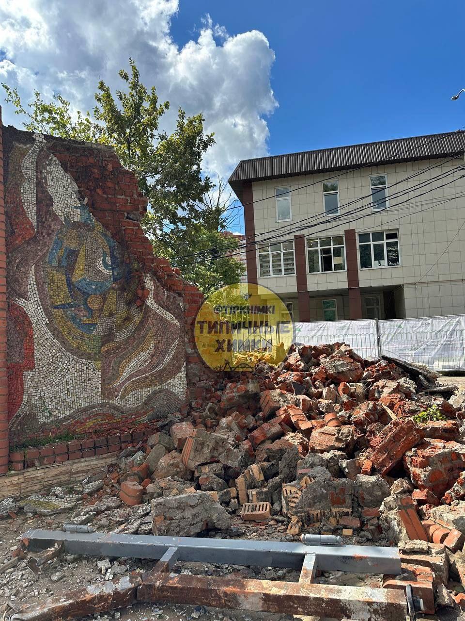 В Химках снесли историческое панно с мозаикой в парке имени Толстого. Власти...