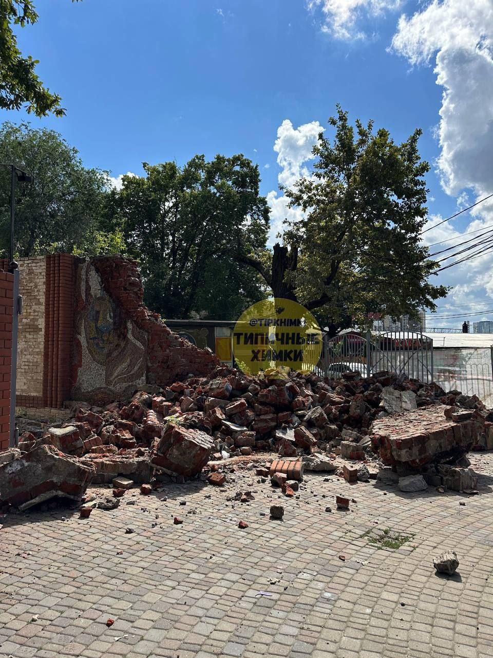 В Химках снесли историческое панно с мозаикой в парке имени Толстого. Власти...