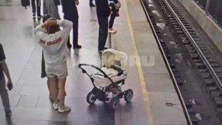 На станции «Чёрная речка» в метро коляска скатилась на рельсы — движение на...