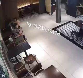 Во Вьетнаме молодой человек убил свою девушку и себя в ресторане. Затем он лег рядом с её телом, обняв его, чтобы уйти из жизни с ней