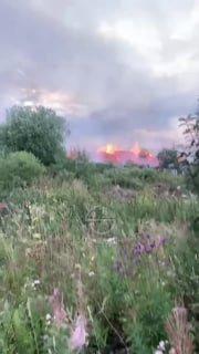 Под Бисертью пожар подбирается к жилым домам.