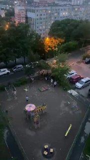 ⚡️Во Владивостоке в последнее время на данной площадке по адресу Терешковой, 14 наблюдается группа подростков, которые регулярно катаются на мопедах.