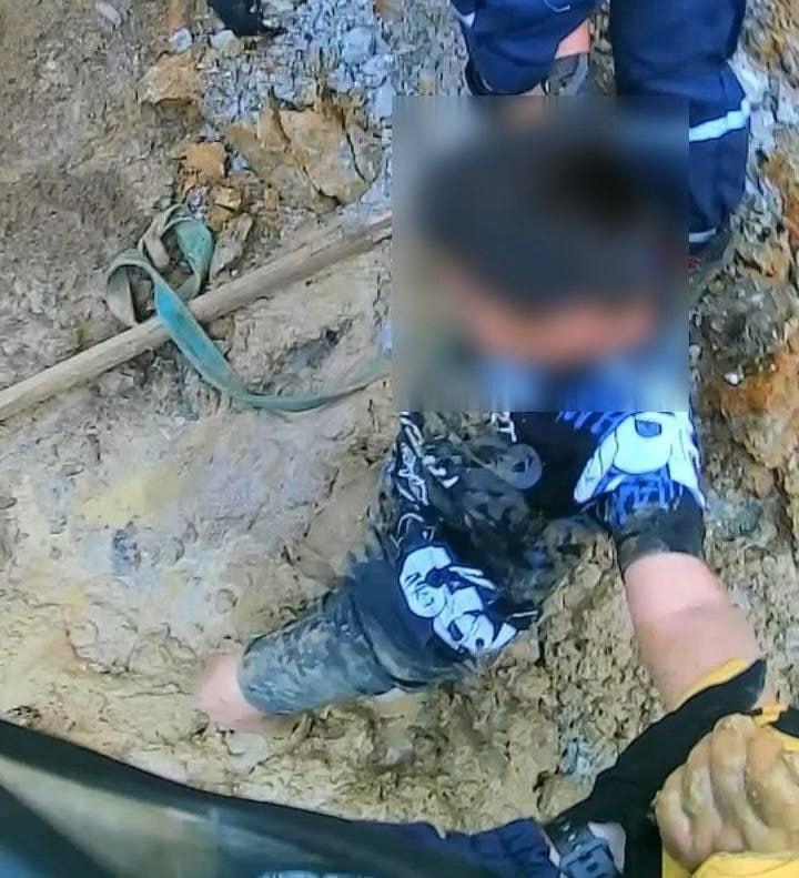 Зумера засосало в глину: школьник просто хотел достать чипсы из котлована в Челябинске