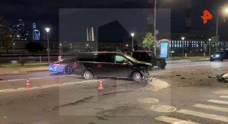 Две машины по цене  квартир столкнулись на Саввинской набережной в центре Москвы.