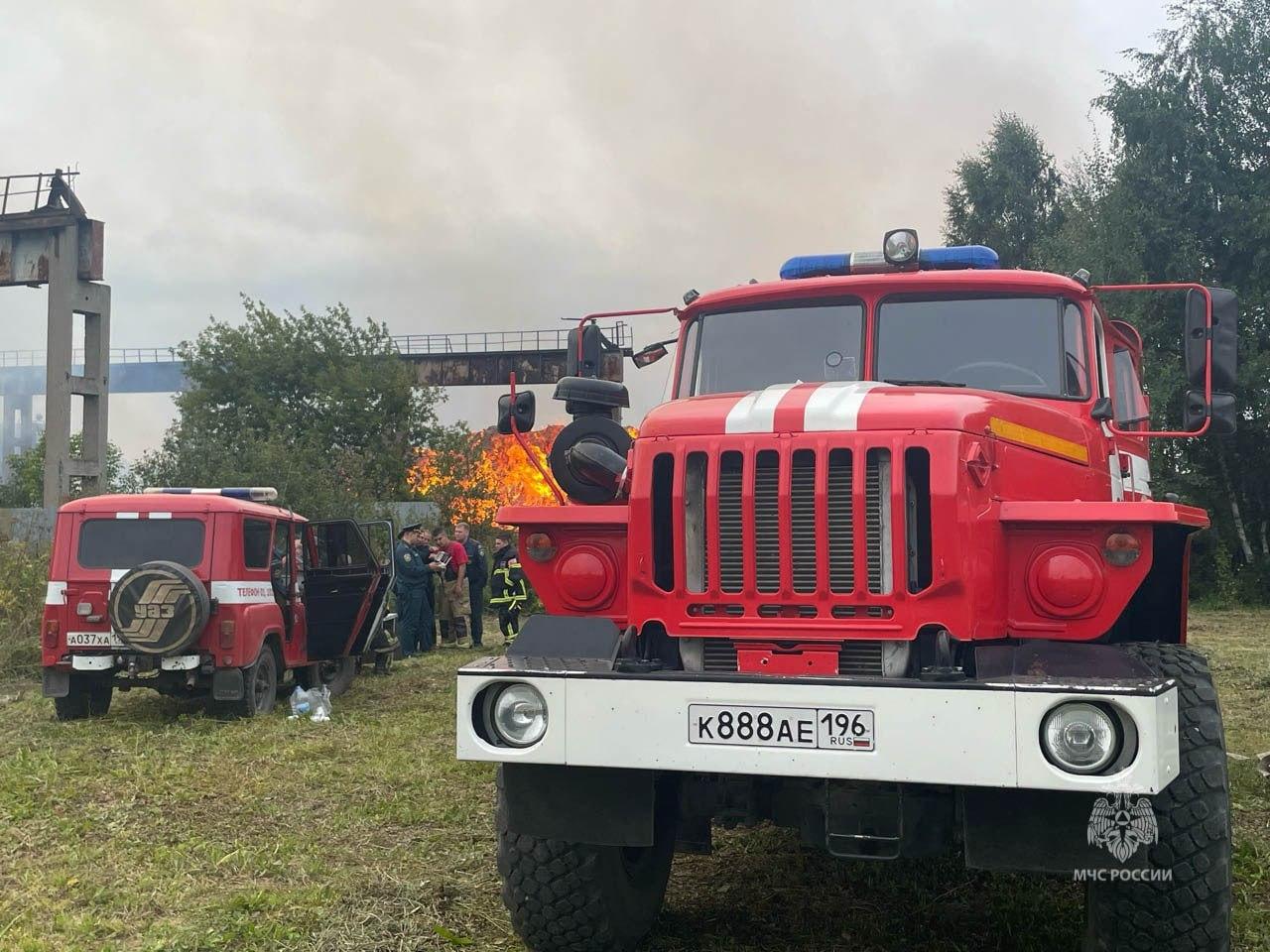Свердловские огнеборцы ликвидируют возгорание отходов лесопиления в поселке...