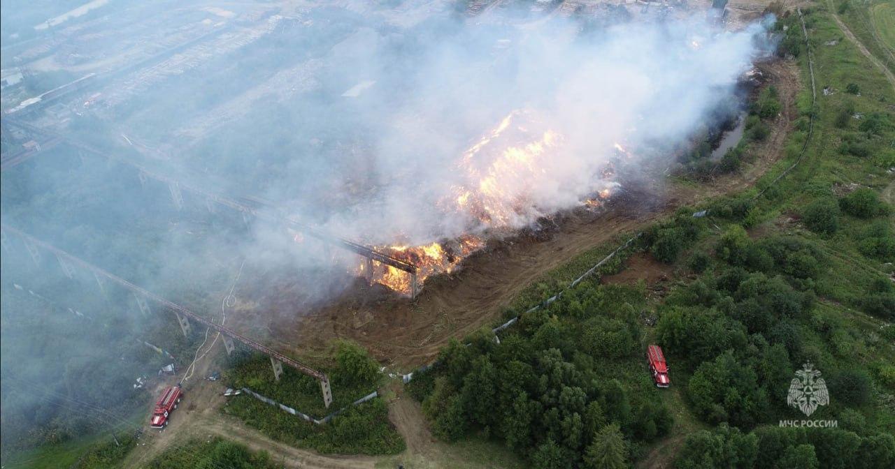 Свердловские огнеборцы ликвидируют возгорание отходов лесопиления в поселке...