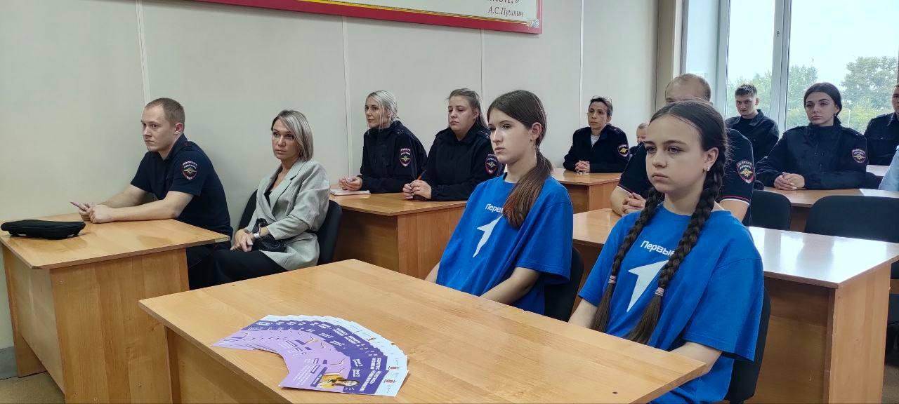 Сотрудники Госавтоинспекции Ачинска совместно с общественниками и волонтерами Движения Первых приняли участие в краевой акции «Стоп, мошенник».
