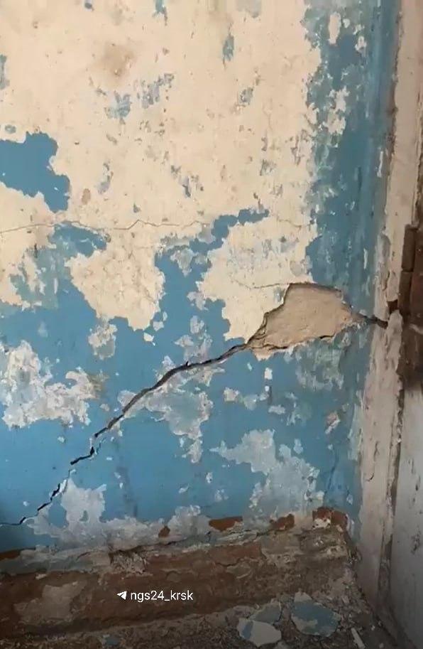Жители разрушающегося дома на Бограда показали, что сейчас происходит со зданием
