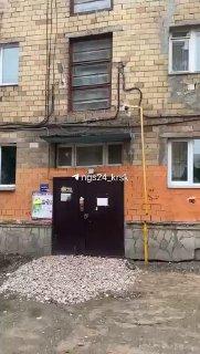 Жители разрушающегося дома на Бограда показали, что сейчас происходит со зданием